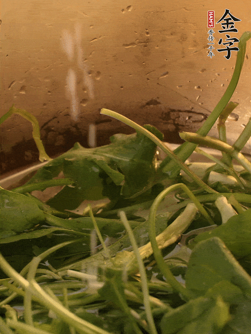 薺菜去掉根部，加小蘇打、鹽熱水沸騰燙軟。