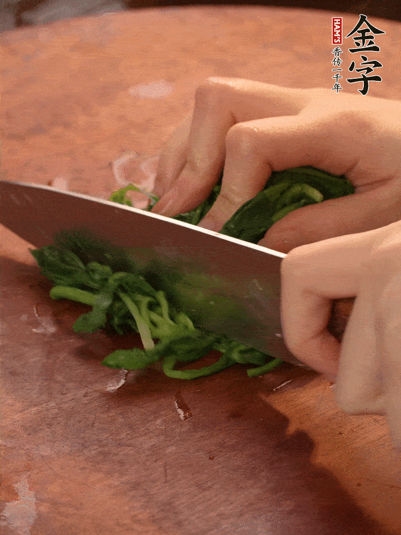 晾涼拽干水份，切碎備用。