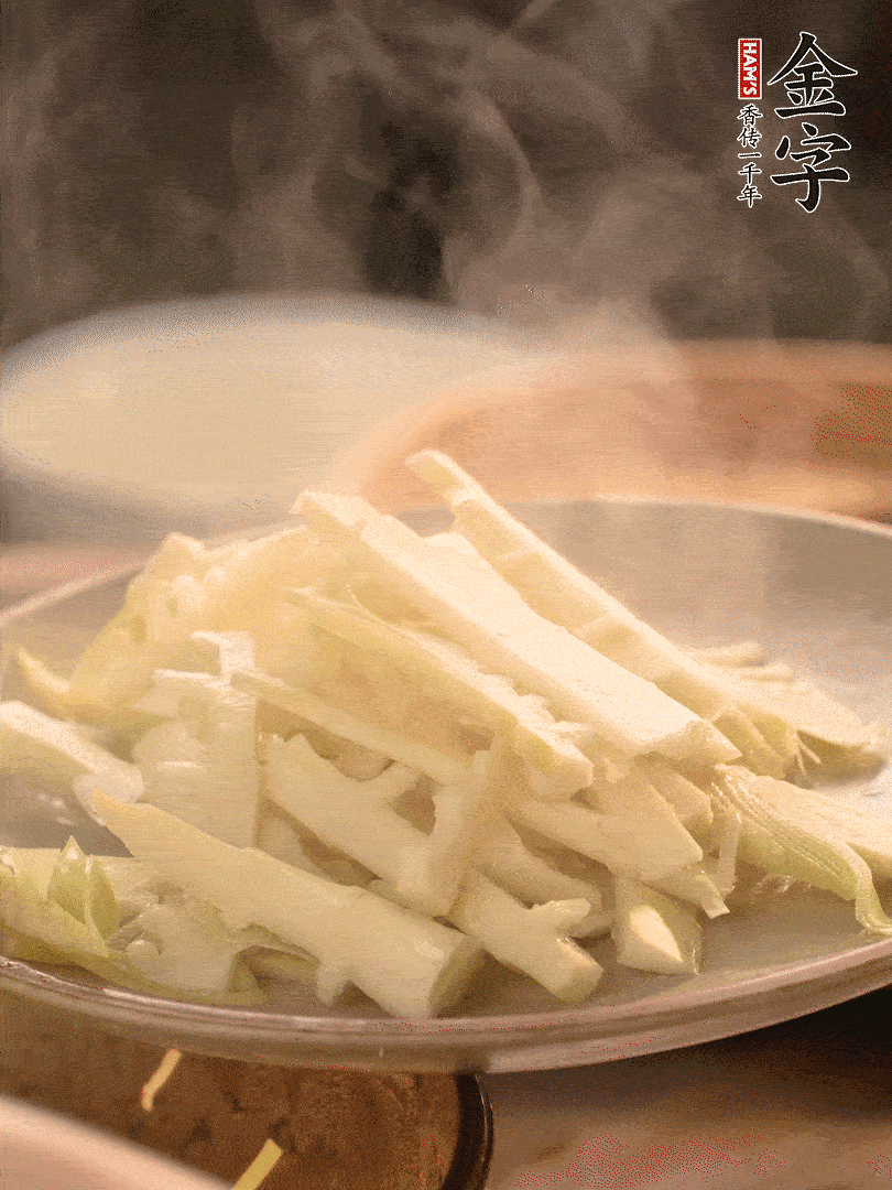 春筍切薄片，焯水去除澀味。