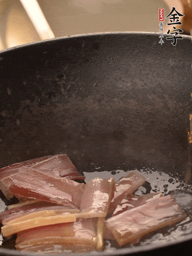 再下春筍繼續(xù)翻炒。