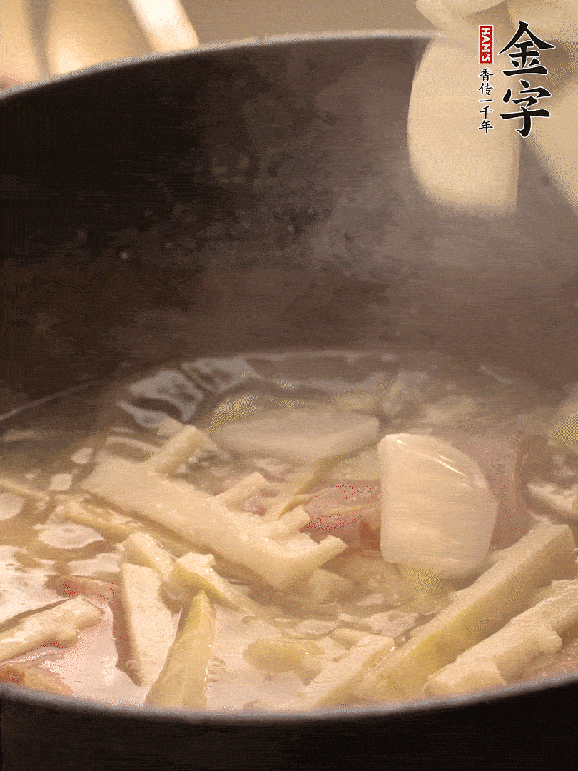 加一點(diǎn)開水后，放年糕燜2分鐘至軟。