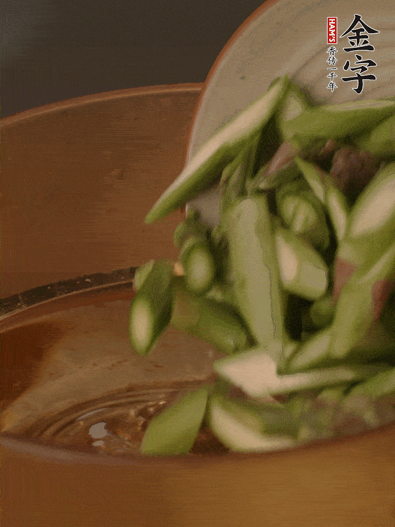 蘆筍、白玉菇焯水30秒備用。