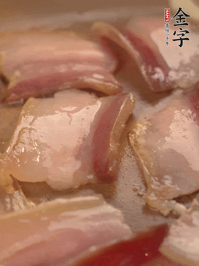 鍋中熱油煸香大蒜、咸肉。