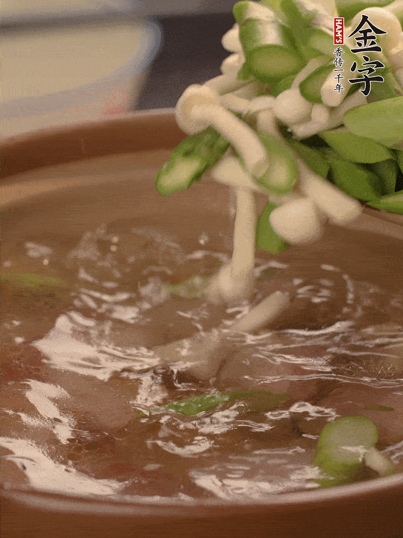 咸肉肥肉部分變透明時，加清水，放蘆筍、白玉菇大火煮開。