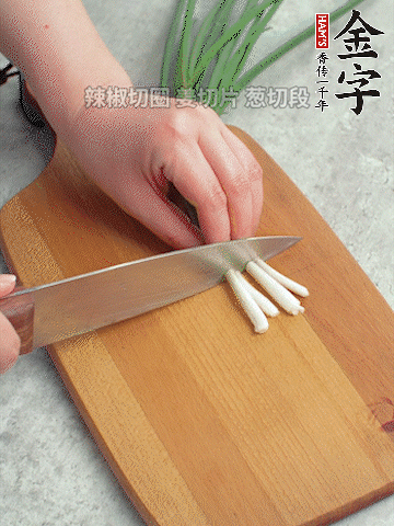 切好的咸肉鋪在碗邊，然后把千張放在中間。