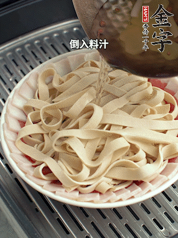 將料汁倒入食材中，改上保鮮膜蒸半小時(shí)。