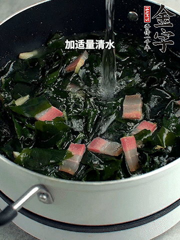 放入泡發(fā)好的裙帶菜翻炒一下，加適量清水燉煮。