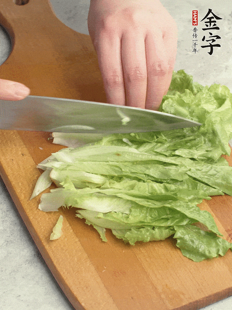 胡蘿卜、生菜、黃瓜切絲。