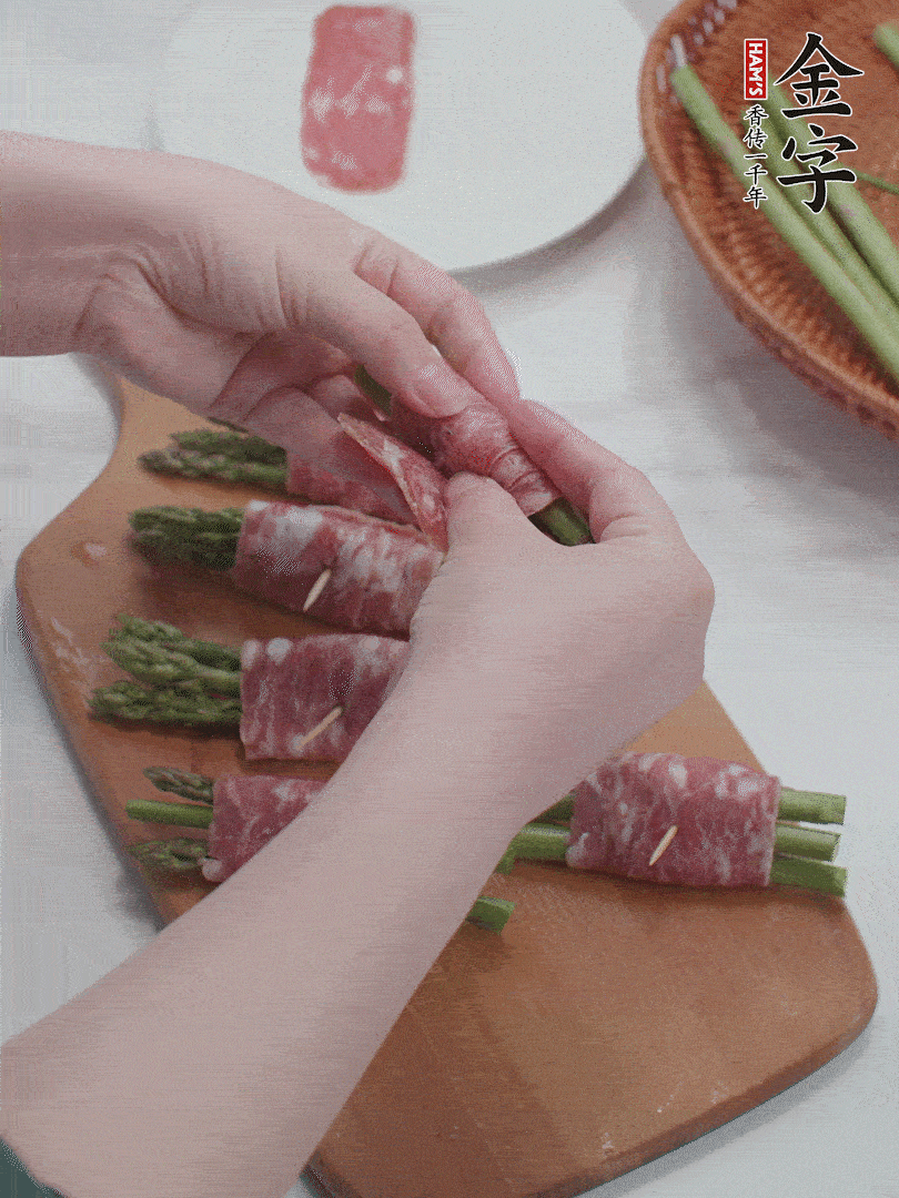 蘆筍切小段，蘆筍段用金字培根火腿卷起。