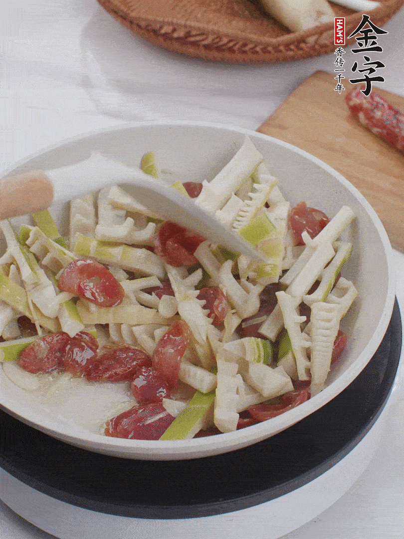 下春筍翻炒均勻，一小撮鹽調(diào)味。