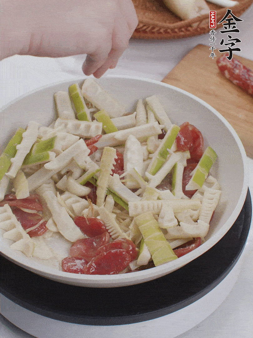 出鍋前撒蔥花。