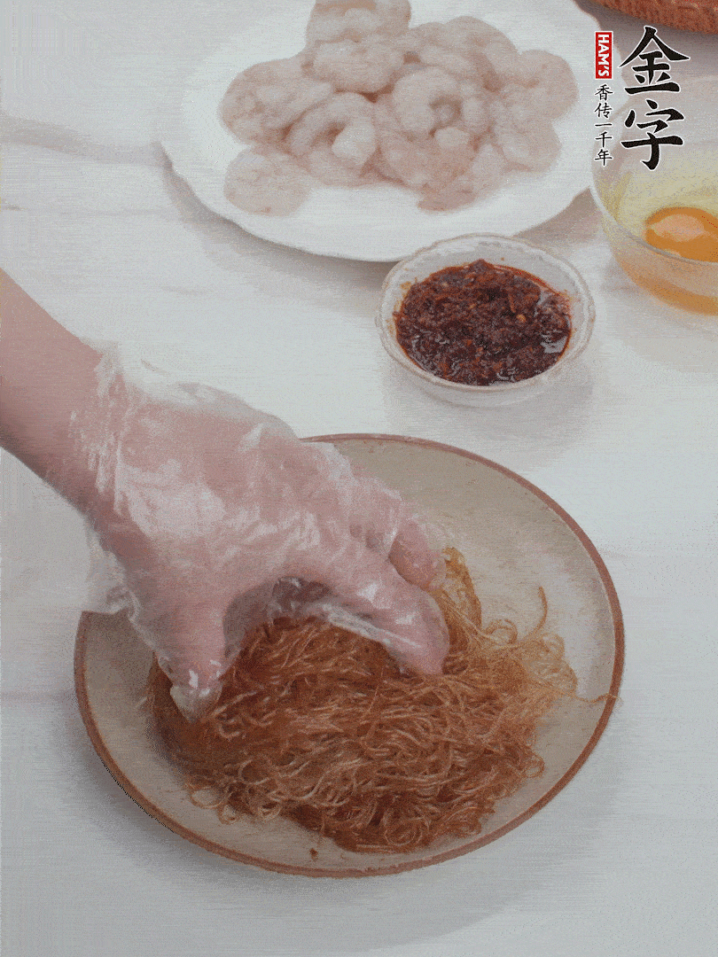 粉絲泡軟后，入沸水煮10秒，撈出后加1/2勺老抽、1/2勺食用油挑松。