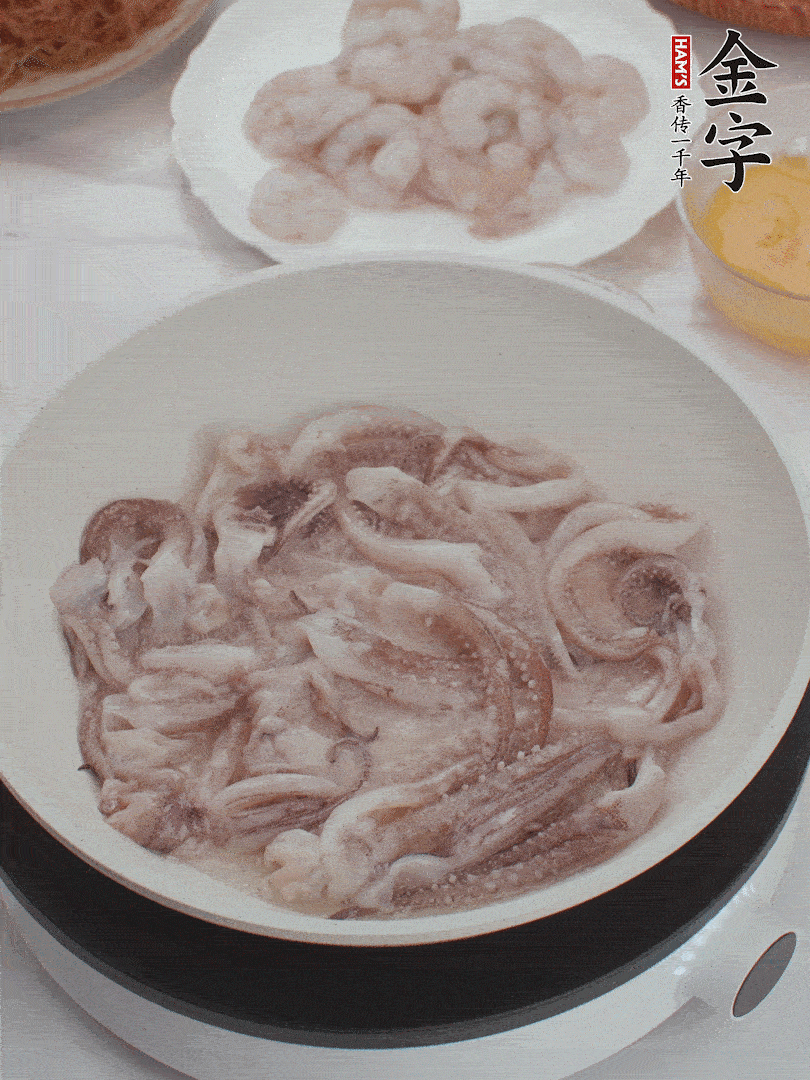 蝦仁、魷魚滑油，蛋液炒制半熟。