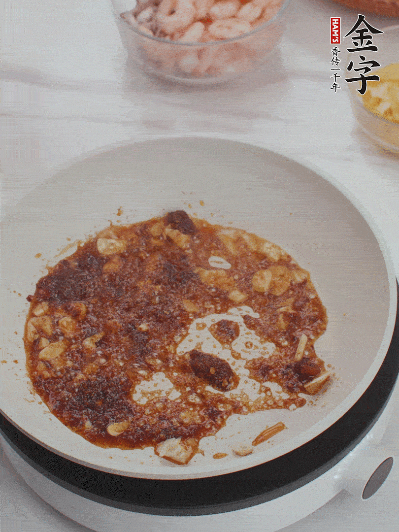 冷鍋熱油，1大勺金字火腿XO醬、蒜末炒香，倒粉絲一起炒。