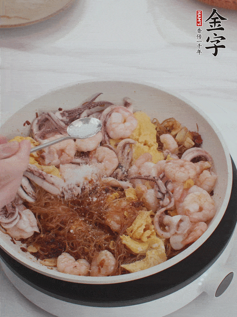 加雞蛋，蝦仁，魷魚混合。