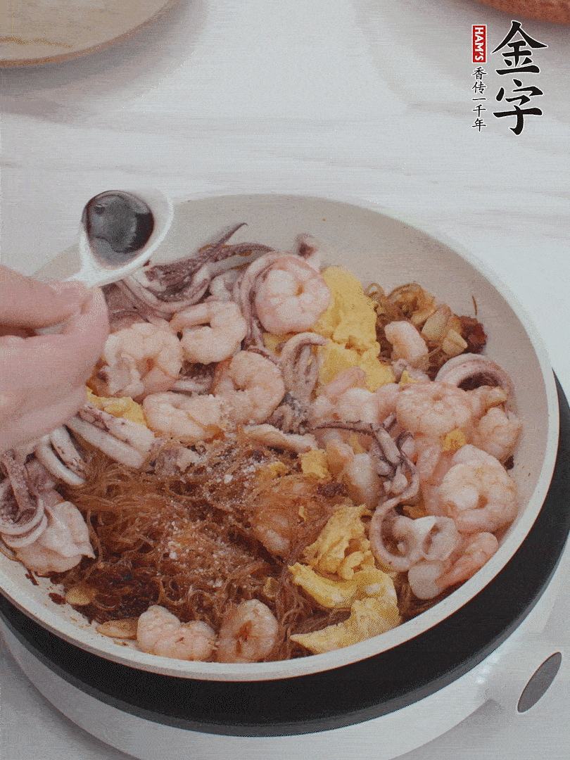 放1/3勺鹽、1/3勺雞精、1/3勺糖、2/3勺生抽調(diào)味。