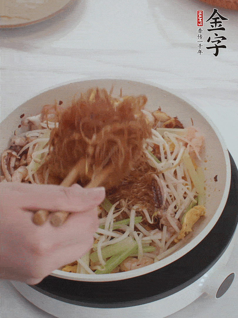 放焯好水的香芹、豆芽翻炒挑松。