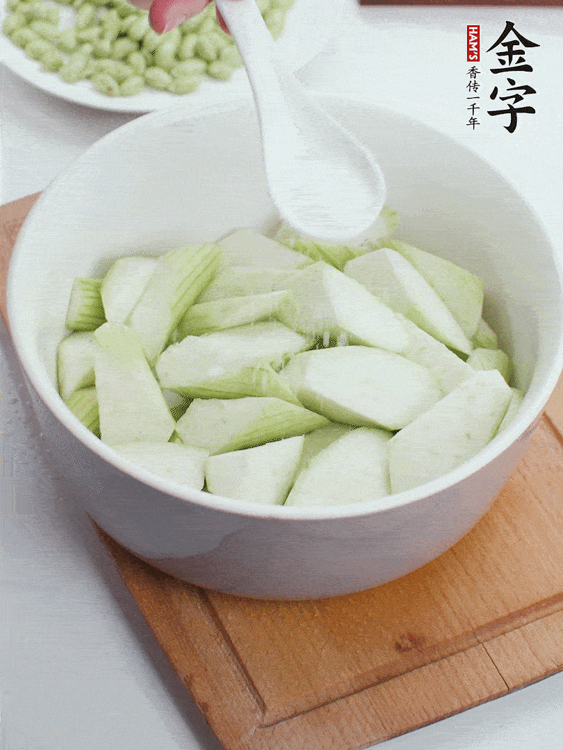 水中加1勺鹽浸泡，防止變黑。