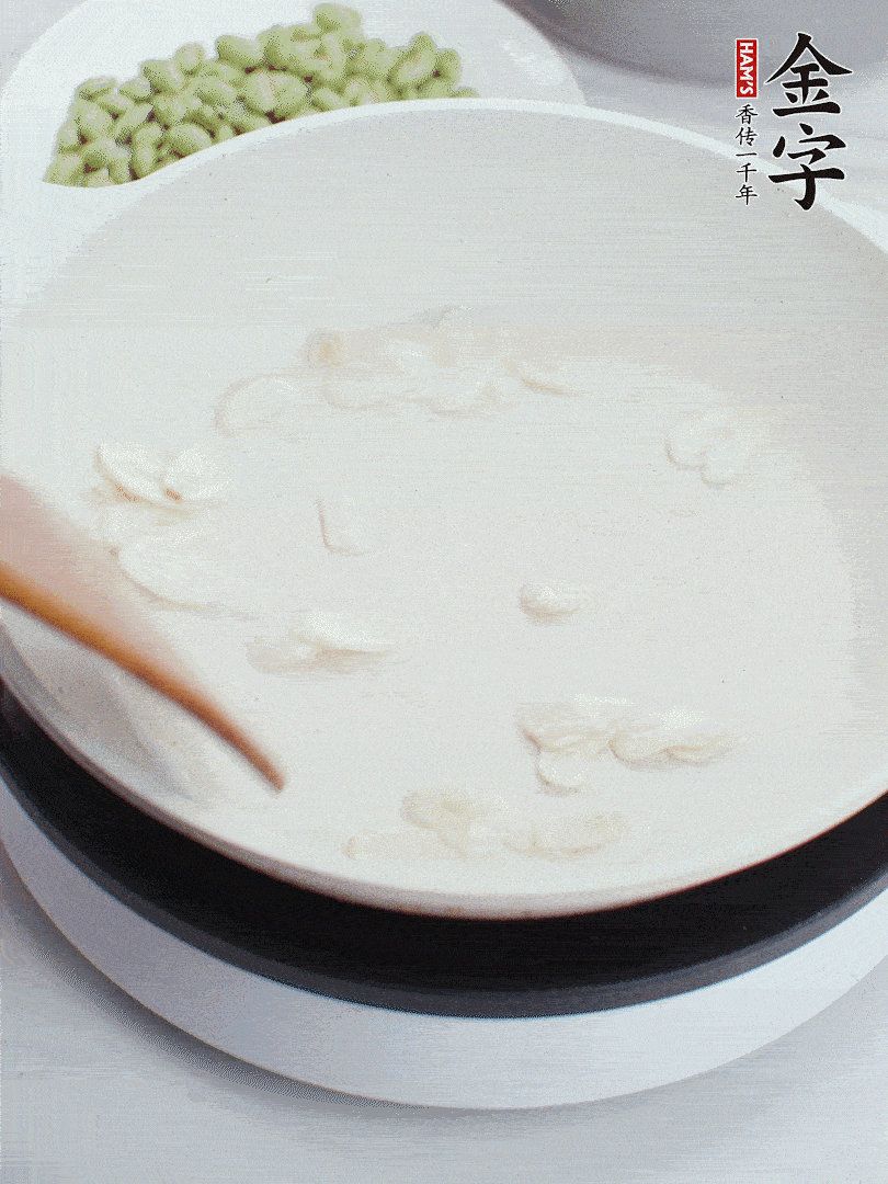 金字淡咸肉煮15分鐘，撈出切片。油5成熱時，蒜末、咸肉爆香。