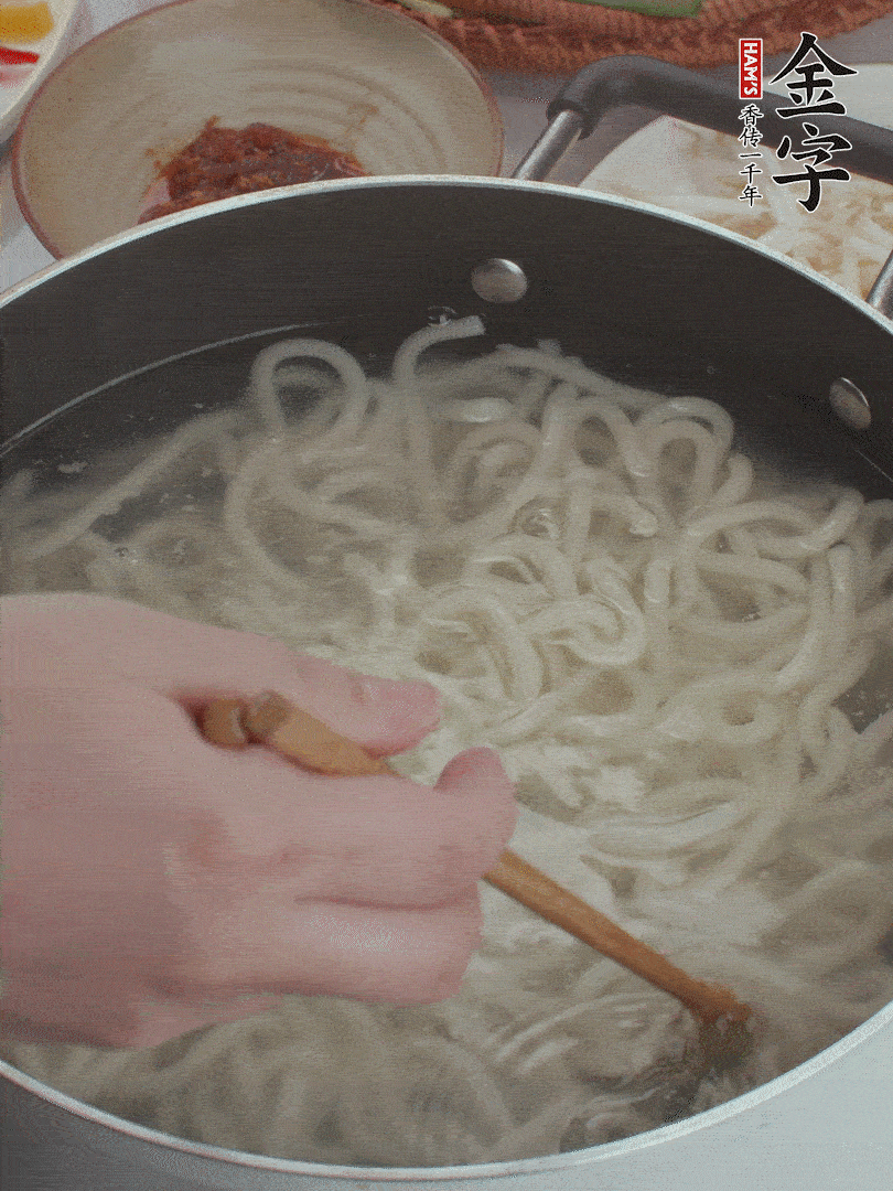 鍋中水煮沸，下烏冬面焯5秒鐘，撈出瀝干。