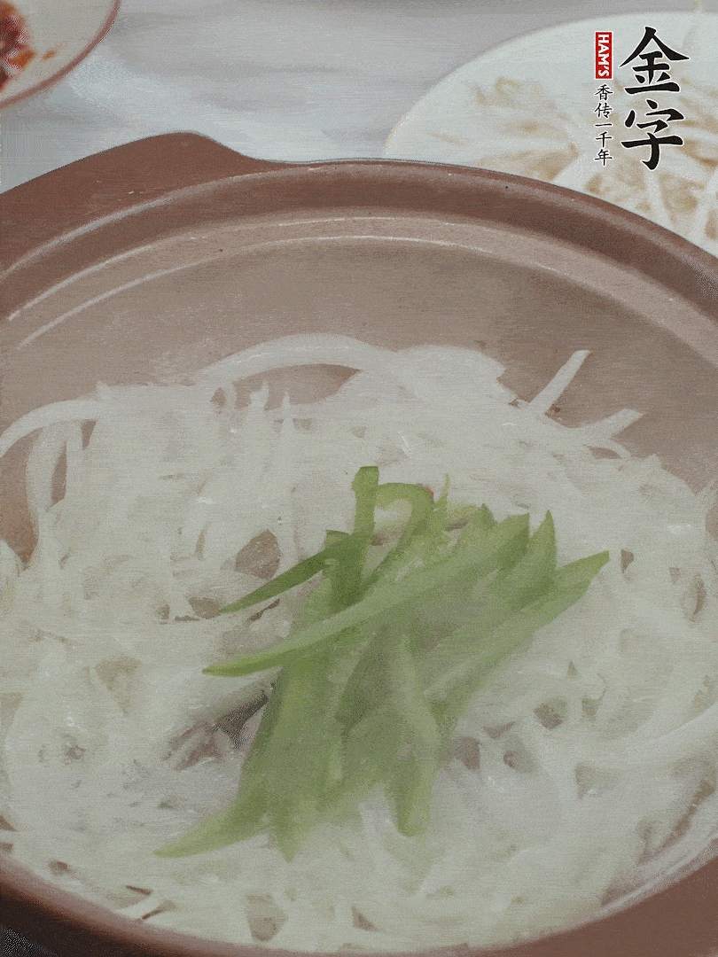 放烏冬面、青紅椒、豆芽。