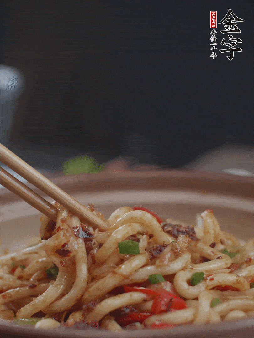 一小撮鹽調味。最后可以點綴香蔥段。