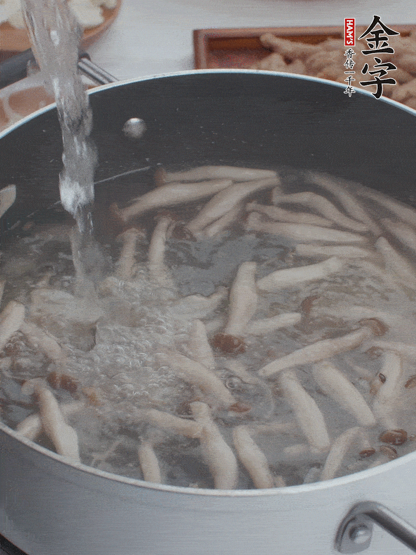 油熱爆香大蔥、蒜末，下蟹味菇炒軟，放清水。