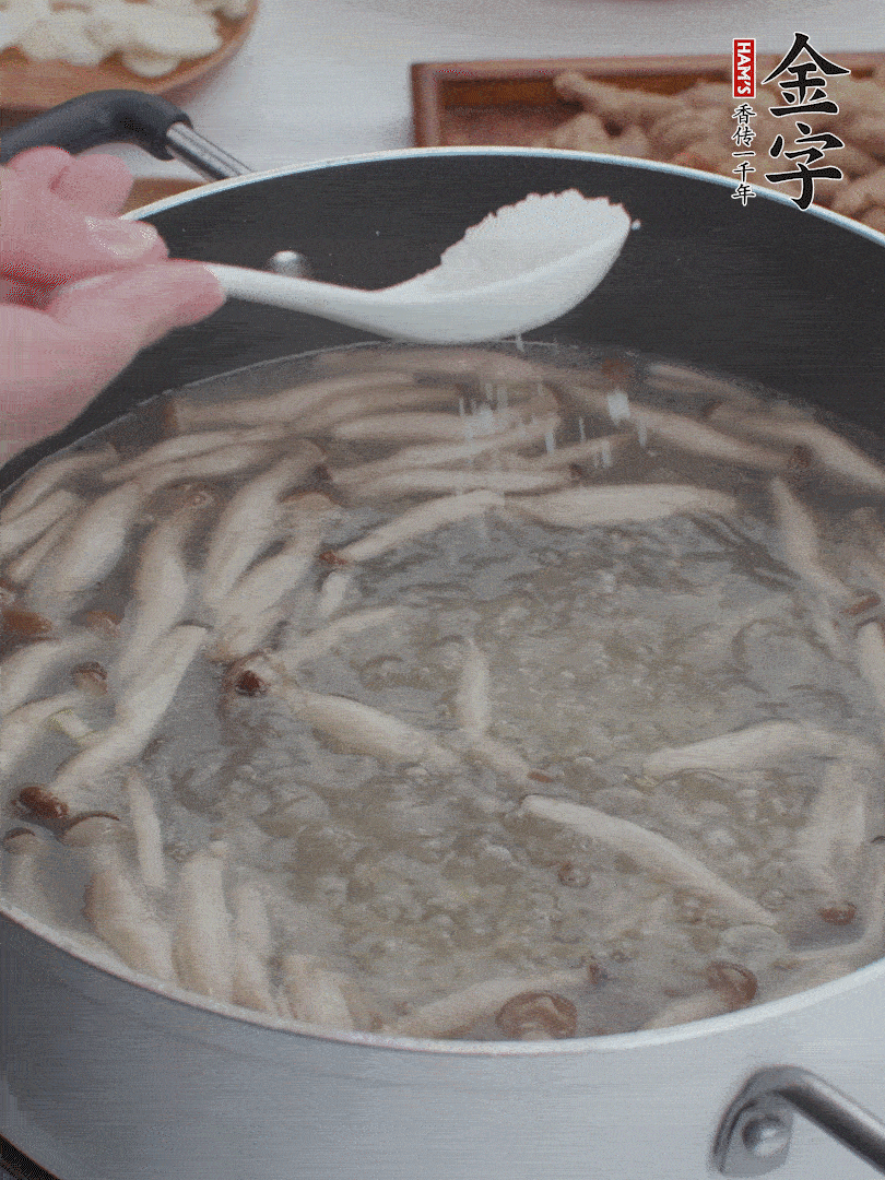 1勺鹽、一點(diǎn)胡椒粉調(diào)味。