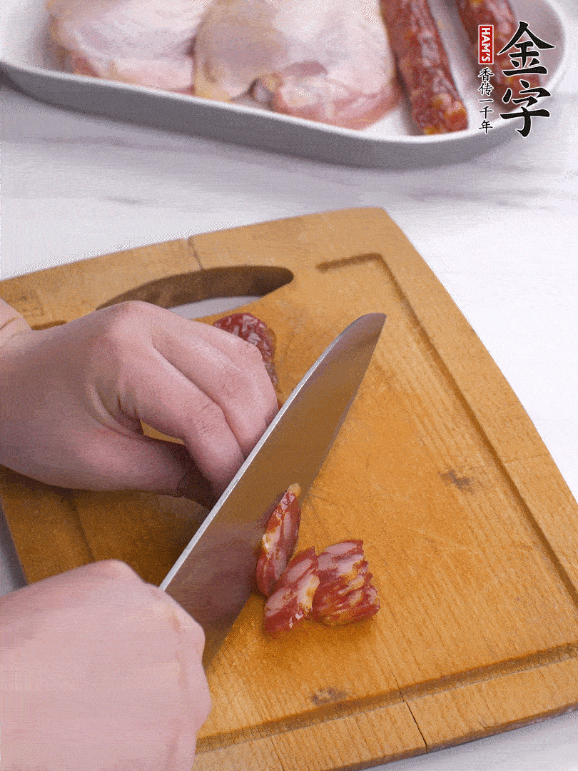 雞大腿去皮去骨切成塊，金字香腸切片，干香菇泡發(fā)切片，小蔥切蔥花。