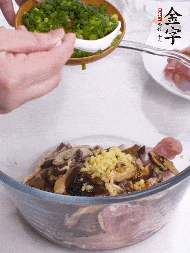 雞肉、香菇混合，加清水1/3杯、料酒1勺、蠔油1勺、鹽1勺、糖1/4勺、白胡椒1/4勺、食用油1勺、香油1/4勺、姜末、蔥花，攪拌均勻腌制2小時。