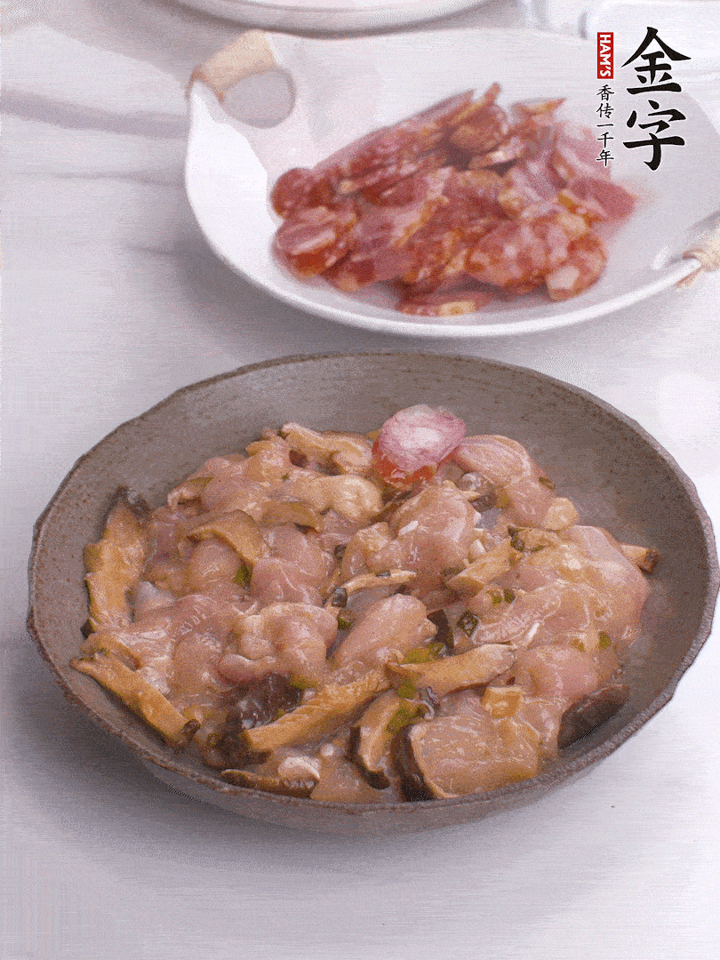 腌制后，雞肉中加淀粉1勺，頂部碼上香腸片。