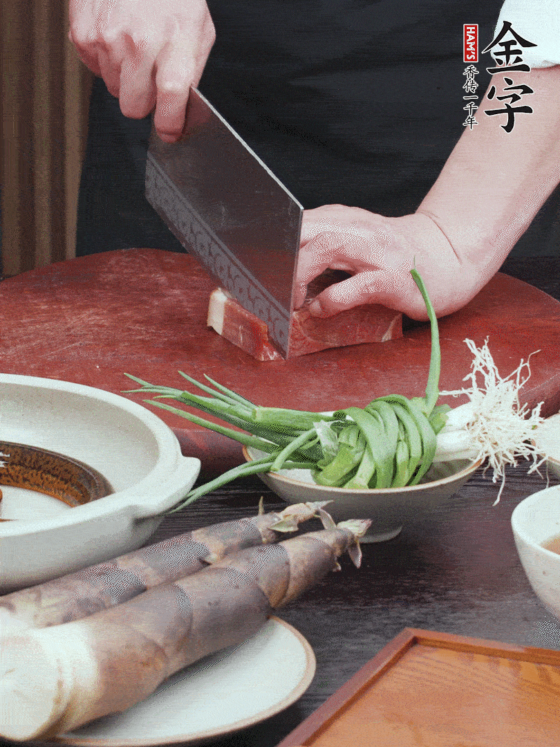 金字火腿切片；姜切片。