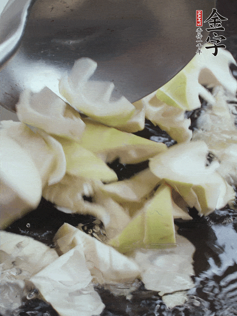 新鮮春筍去老根，剝殼切滾刀塊焯水去澀。