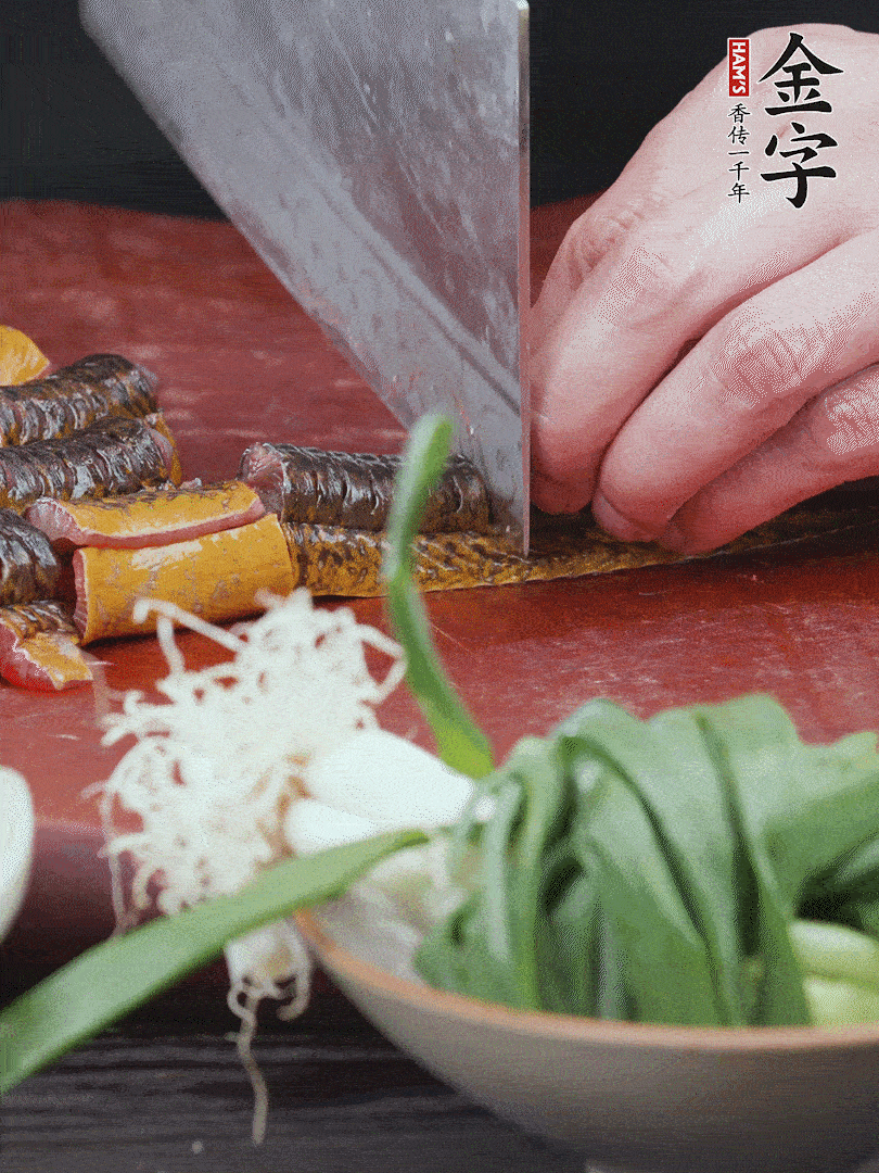 黃鱔去內臟洗凈，切花刀斬段。沸水下鍋，加黃酒焯水去血沫。