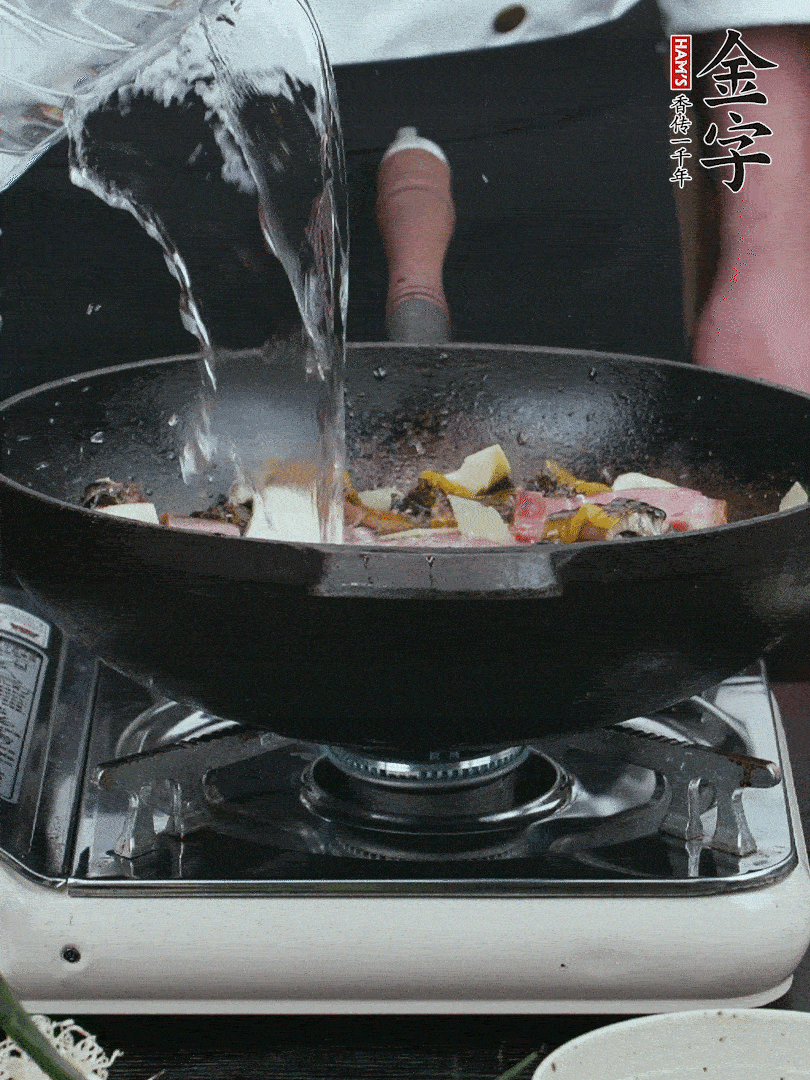 加適量黃酒，倒清水沒過。