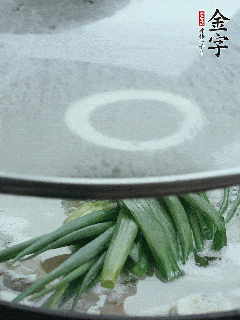 加蔥結去腥，大火開后中火燒20分鐘。