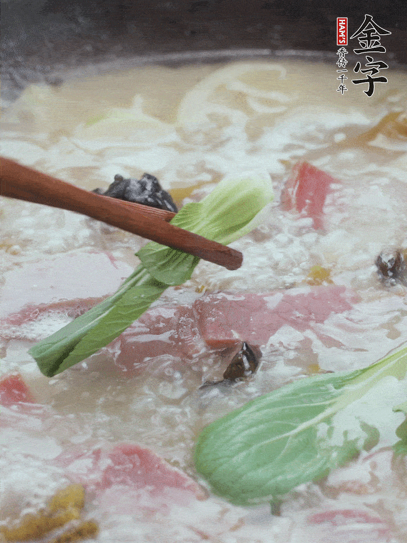 撈出蔥結，小菜心點綴。