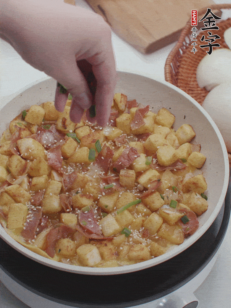 淋入剩余蛋液，蛋液凝固，撒上蔥綠和熟芝麻。