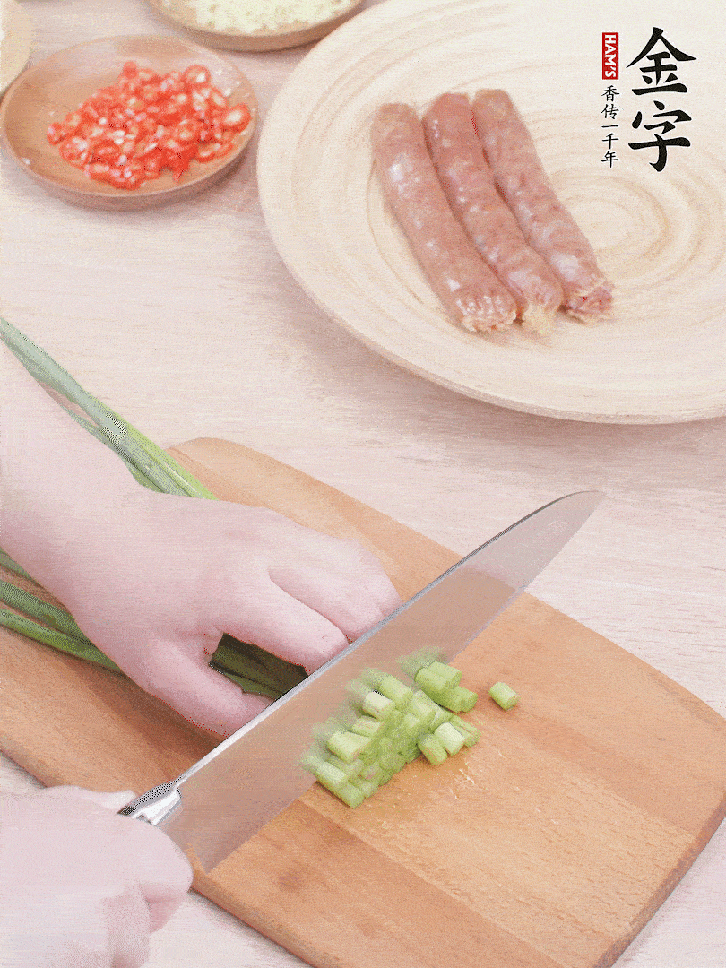 蒜苔切丁，蔥姜蒜切小丁，小米辣切圈。