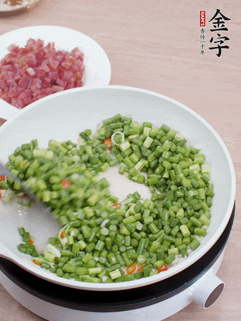 下蒜苔丁、一點鹽翻炒。