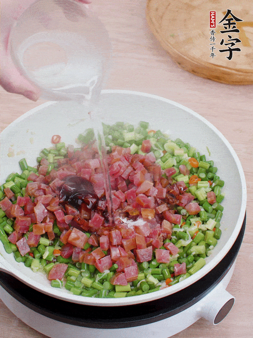 放香腸丁、1勺老抽、1勺蠔油、1/3勺白糖、少許清水炒至斷生。