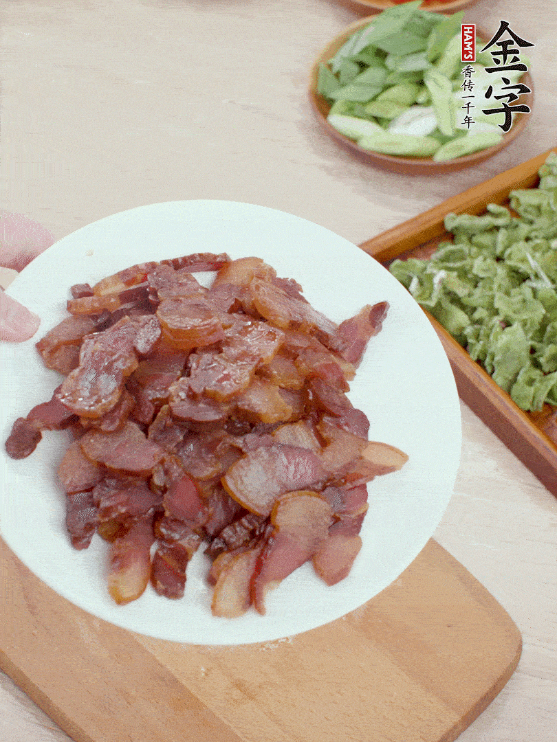 臘肉水煮15分鐘，切薄片。