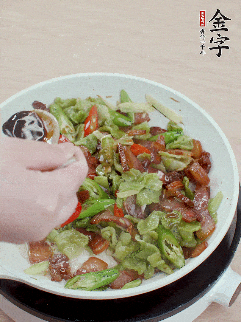 2勺生抽調(diào)味，最后撒蒜葉。