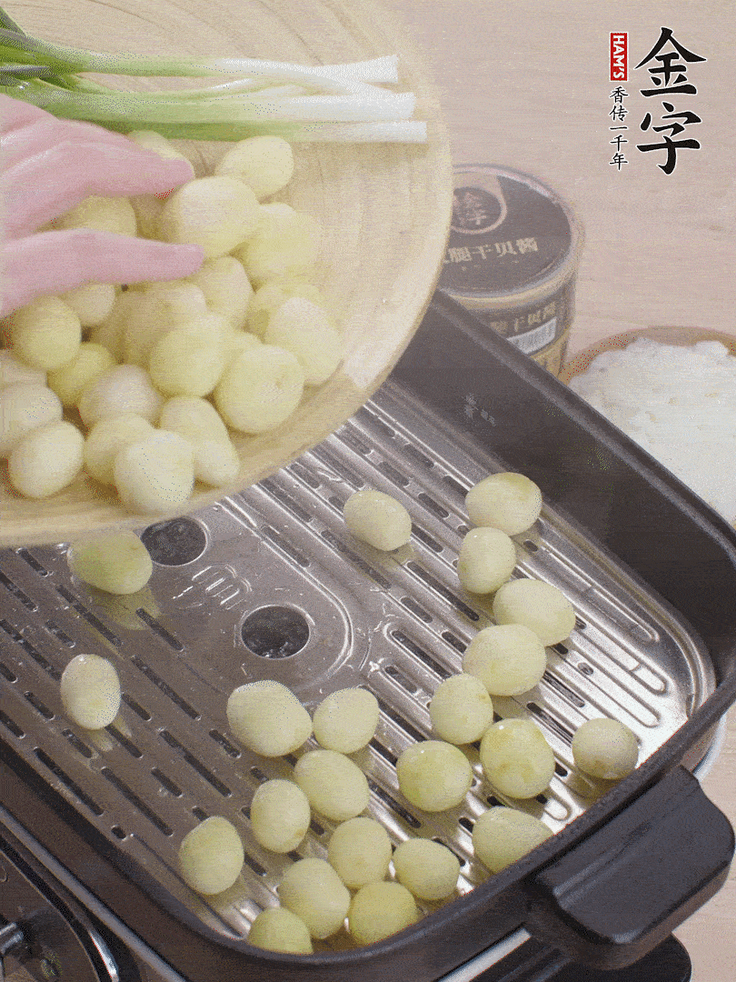 去皮小土豆蒸熟。