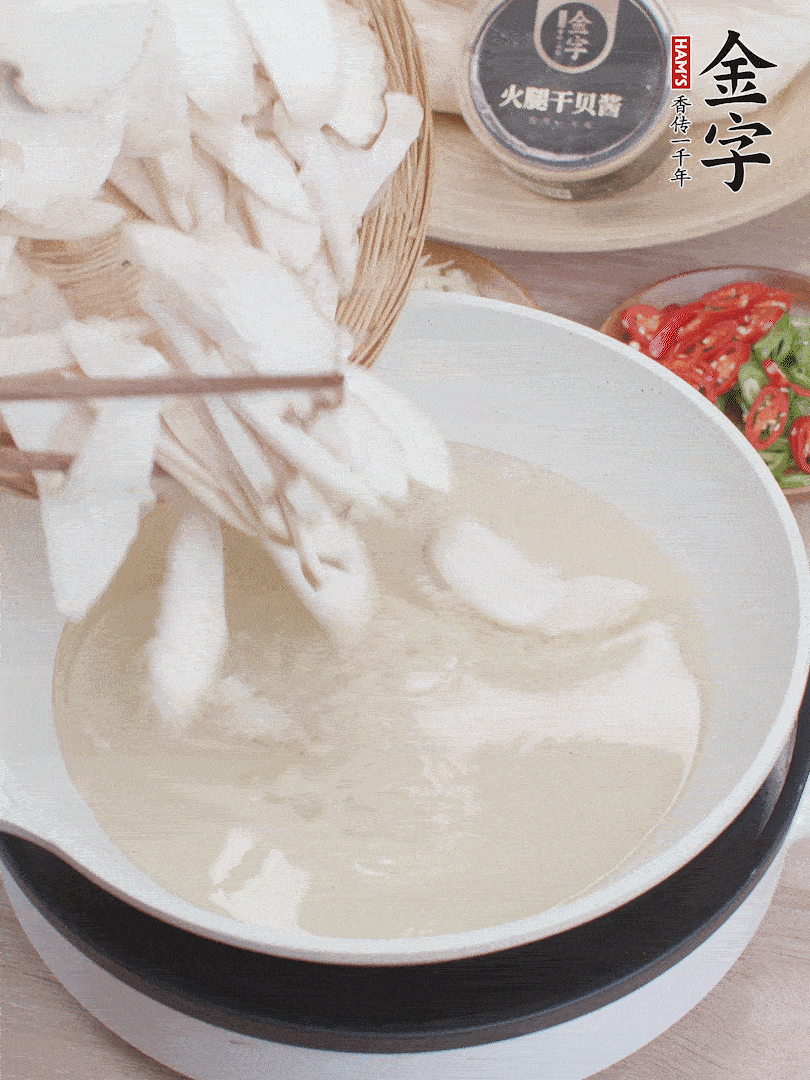 杏鮑菇切成片，油溫7層熱炸2分鐘。