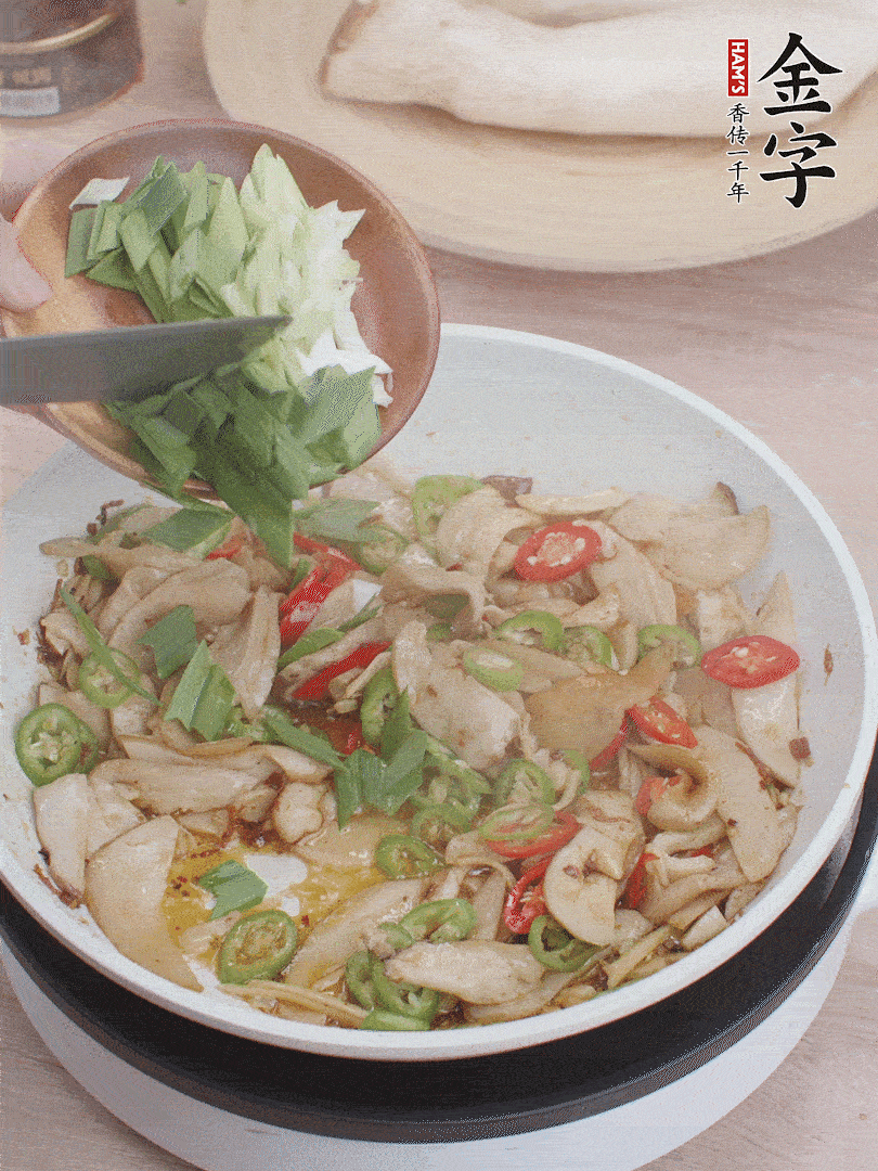 淋少許料酒、最后放大蒜葉。