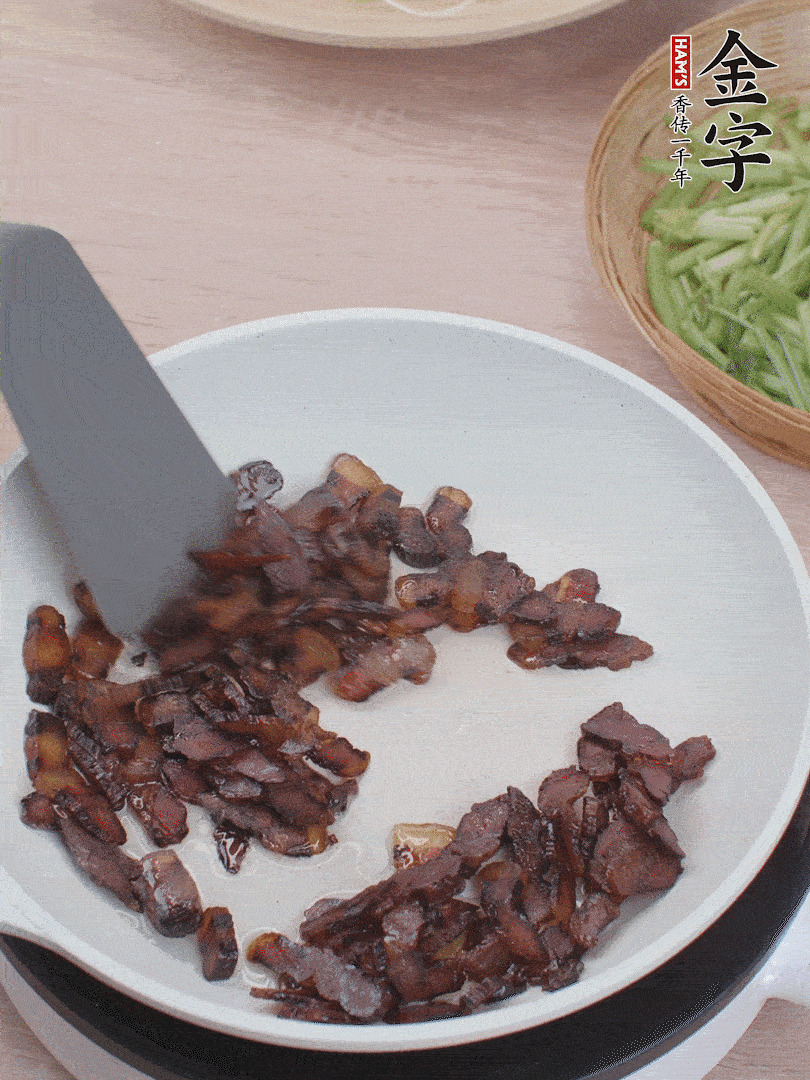 起鍋熱油，煸香醬油肉。