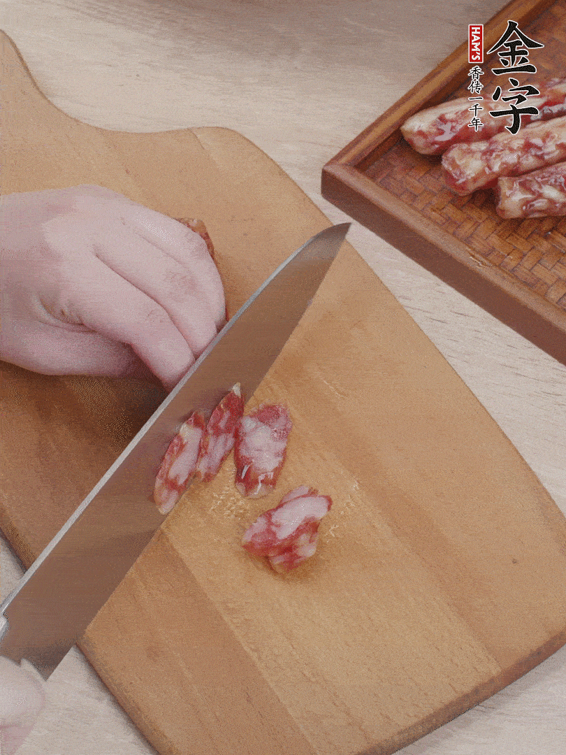 金字香腸斜切片，芹菜切段，小洋蔥切絲，綠菜椒切小塊。