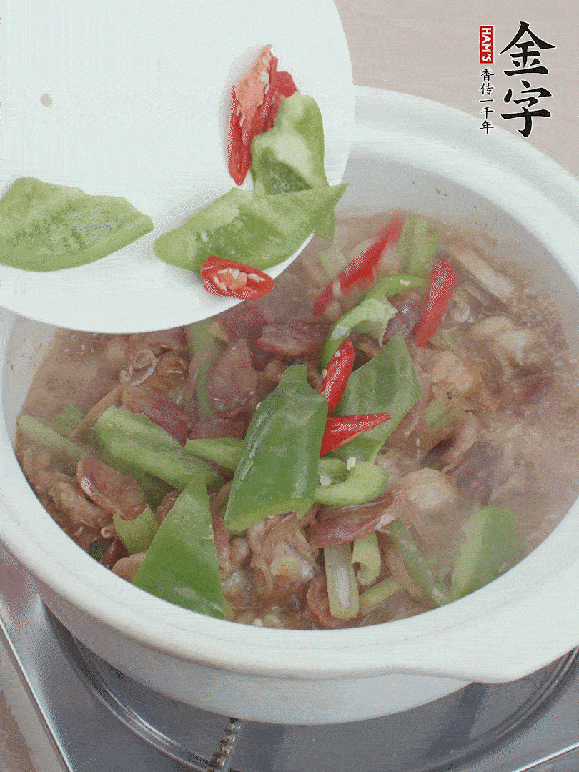 下綠菜椒，翻炒1分鐘。