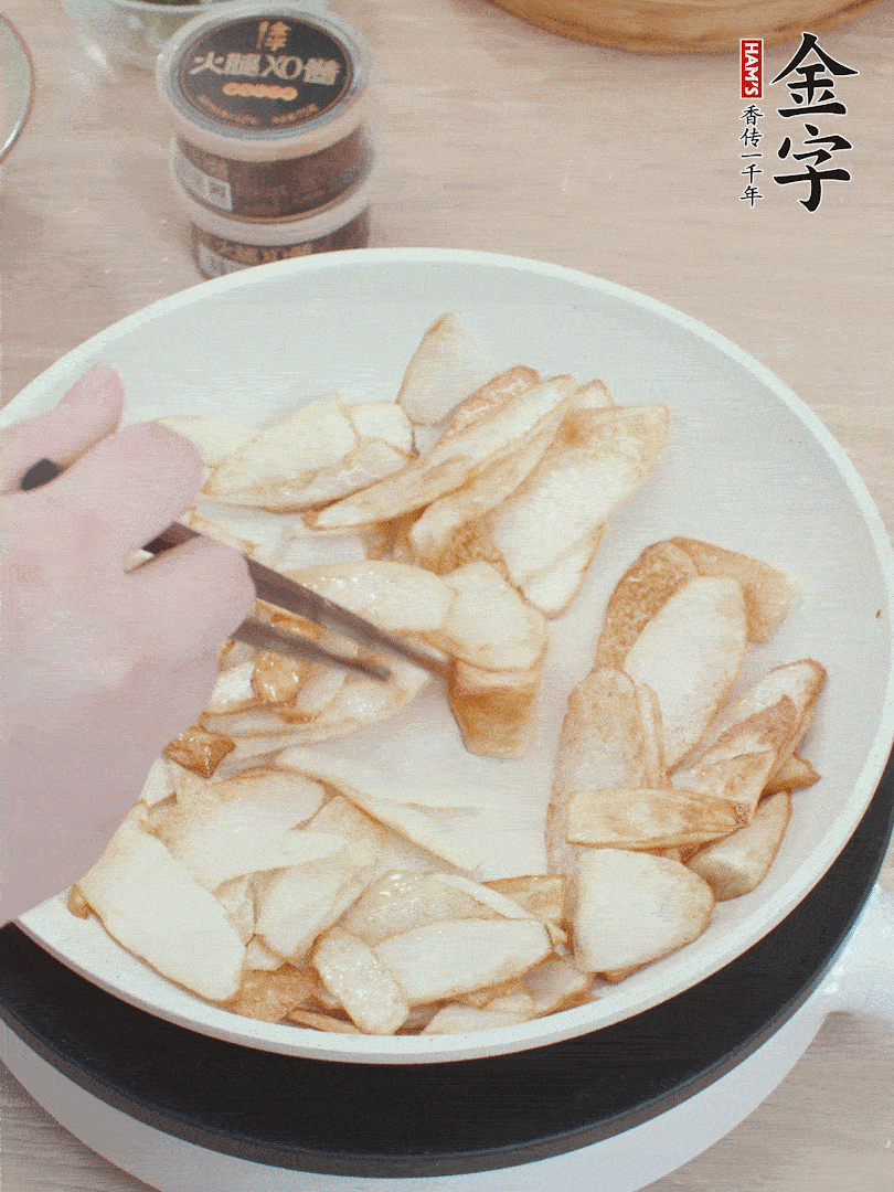 鍋中熱油，山藥煎至兩面金黃。